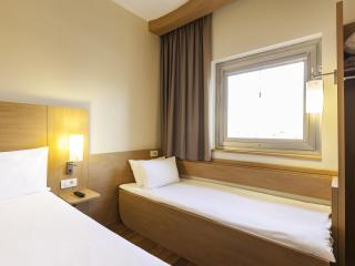 Ibis London Luton Airport - 1