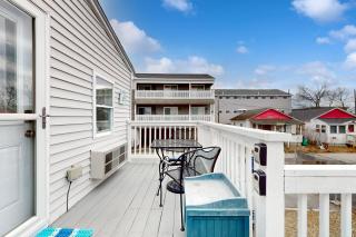 Hampton Beach Hangout - 9