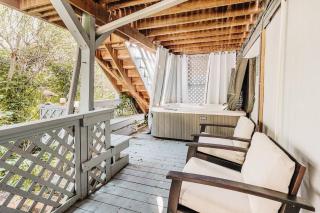 Tranquil Bayview Oasis - saltwater hot tub year-round - reserved parking - 0