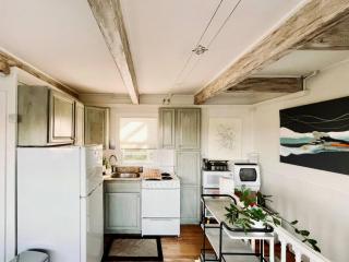 Tranquil Bayview Oasis - saltwater hot tub year-round - reserved parking - 7