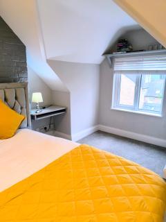 Designer Townhouse near Train Station - 4BR - 7