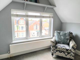 Designer Townhouse near Train Station - 4BR - 2
