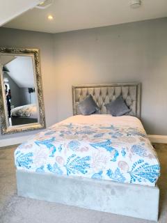 Designer Townhouse near Train Station - 4BR - 4