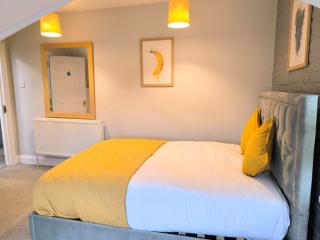 Designer Townhouse near Train Station - 4BR - 6