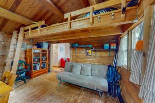 Lazy Lumberjack Lakeside Cottage - 3