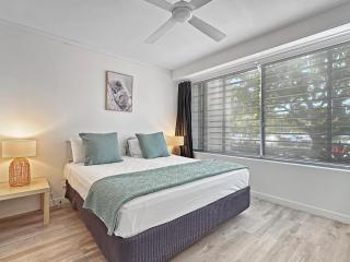 Blue on Blue Large One Bedroom Apartment, steps from ferry, amazing pool, wifi - 3