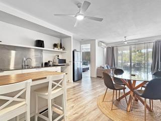 Blue on Blue Large One Bedroom Apartment, steps from ferry, amazing pool, wifi - 9