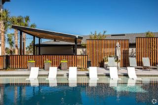 Luxe Stay | Pool + Gym + Fast WiFi - 0