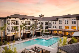 Luxe Stay | Pool + Gym + Fast WiFi - 8