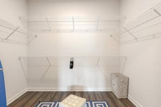 Luxe Stay | Pool + Gym + Fast WiFi - 4