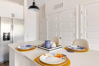 Luxe Stay | Pool + Gym + Fast WiFi - 1