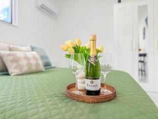 Luxury Suite Studio with Kitchen & Spa Shower - Miramar - 4