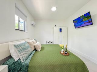 Luxury Suite Studio with Kitchen & Spa Shower - Miramar - 1