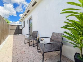 Luxury Suite Studio With Kitchen & Spa Shower - 7