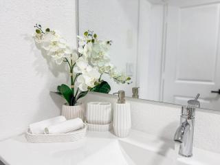 Luxury Suite Studio With Kitchen & Spa Shower - 9