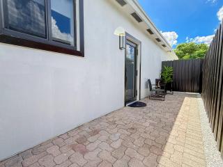 Luxury Suite Studio With Kitchen & Spa Shower - 3