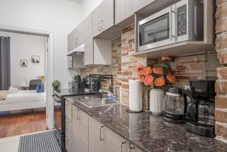 Spacious 3BR Downtown - 2 Queen & Bunk & Sofa Bed - 6