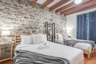 Spacious 2BR Downtown - Vintage Charm Sleeps 10 - 8