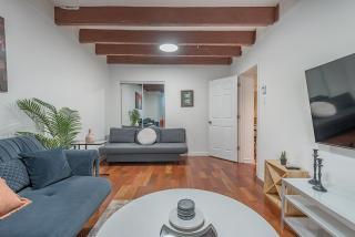 Spacious 2BR Downtown - Vintage Charm Sleeps 10 - 1