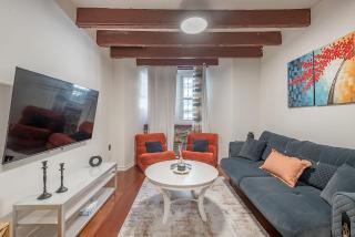 Spacious 2BR Downtown - Vintage Charm Sleeps 10 - 4