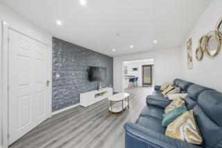 Lara's 4 Bedroom House near Coventry - 9