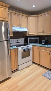 Cozy 3BR+Den Suite Near Capilano & Grouse Mountain - 1