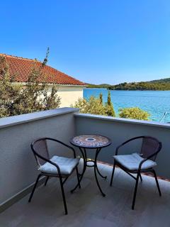 Apartments by the sea Tisno, Murter - 14346 - 2