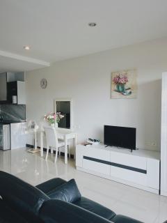 10 minutes to reach the karon beach, with free swimming pool and gym, WIFI - 6