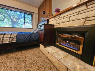 Charming East Van Room w Fireplace & Private Bathroom - 1