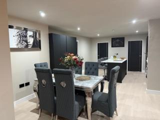 3 Bed Penthouse, 2Free Parking Spaces Close to BHX NEC - 1