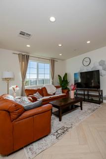 Luxurious Cozy Ontario Home Ideal Family Retreat - 1