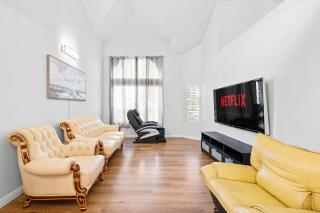 Bright Family Getaway w Garage&Prime SoCal Location - 0