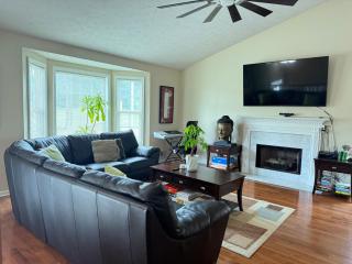 Lake home 4BR, 3BA Retreat Near Shops & Private 2 Level Dock - 9