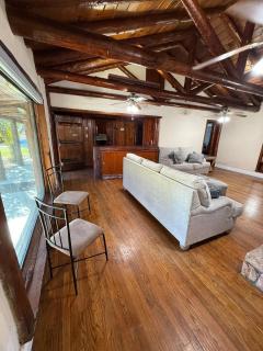 New Unique Home Near Airport - 8