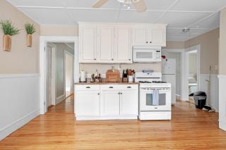 Salem 3 Bedroom with Gameroom, Balcony, Parking, and more - 7