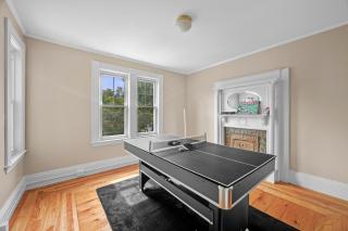 Salem 3 Bedroom with Gameroom, Balcony, Parking, and more - 8