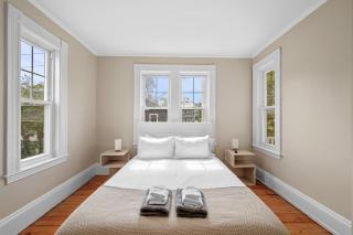 Salem 3 Bedroom with Gameroom, Balcony, Parking, and more - 9