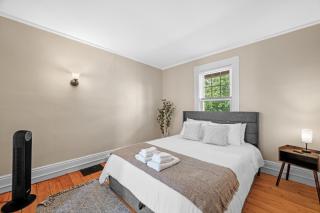 Salem 3 Bedroom with Gameroom, Balcony, Parking, and more - 4