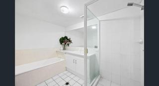 Absolute Beachfront Apartment, Kawana Beach Escape - 9