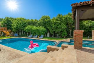 Epic Resort Villa: Pool Spa Firepit View Games - 4