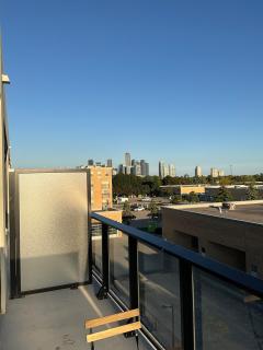 New Condo With Large Balcony - The Queensway Retreat - 5