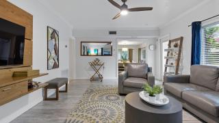 Fort Lauderdale Escape with Pool Hot Tub Dual Kitchens Paradise Stay by AvantStay - 5