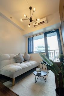 Modern 2BR Makati with fast Wifi and Netflix - 1
