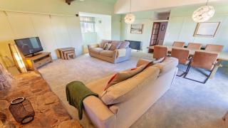 Streamways Nr Croyde - Large country cottage with valley views, Hot Tub option and private garden cabin, sleeps 12-16 - 2