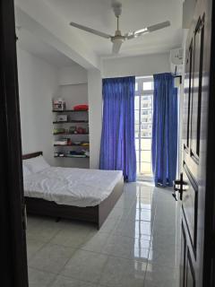 Beachfront City Escape Sunset Balcony AC WiFi - 2