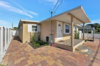 Sunny Tampa Home Near Downtown & Stadiums - 2