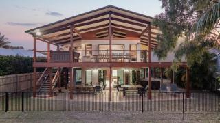 Seabreeze - 5 BR w Pool Table - Beachfront - 0