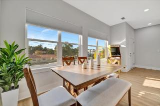 4br3ba Modern Sleeps 10 8 Minutes to Raymond James - 0