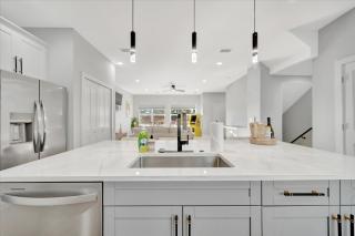 4br3ba Modern Sleeps 10 8 Minutes to Raymond James - 4