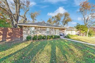 Family Home with Deck 10 Mins to Garland City Square - 2